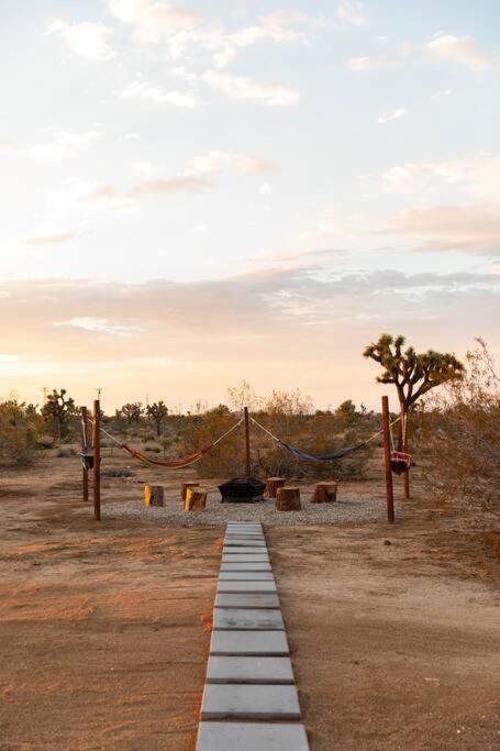 Cryptic Cabin-Tranquil Bohemian Getaway W/Hot Tub Yucca Valley Exterior foto